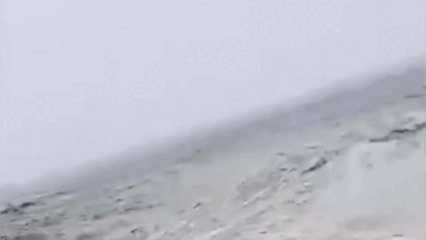 Cô gái bị sóng lớn cuốn trôi khi đang mải ghi lại cảnh thủy triều lên