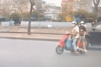 Cô gái trẻ bất ngờ ngã 'chổng vó' khi ngồi sau xe máy