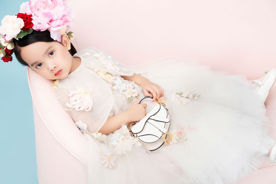 Con gái 3 tuổi của Đỗ Mạnh Cường làm điệu với váy, túi hàng hiệu