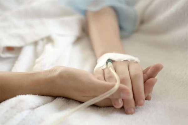 Con nôn trớ, đau bụng có nên đề nghị bác sĩ xét nghiệm men gan để tìm viêm gan bí ẩn?