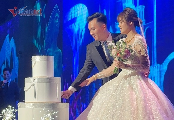 Mr. Tuan ‘Street in the village’ holds his wife’s hand and sings at the wedding