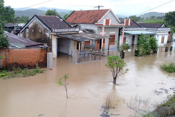 Thủ tướng chia sẻ với người dân vùng lũ, chỉ đạo tập trung ứng phó, khắc phục hậu quả