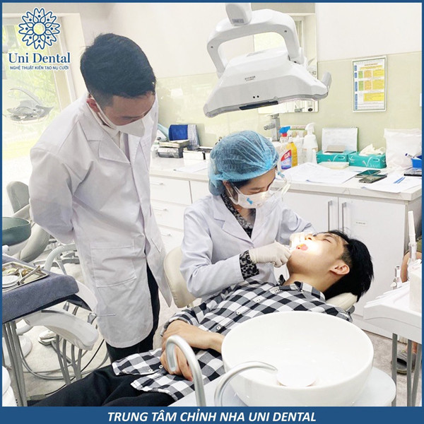 cong nghe cay ghep implant hien dai o uni dental f0cb163a9fdb44c2a33bbb399df56e41