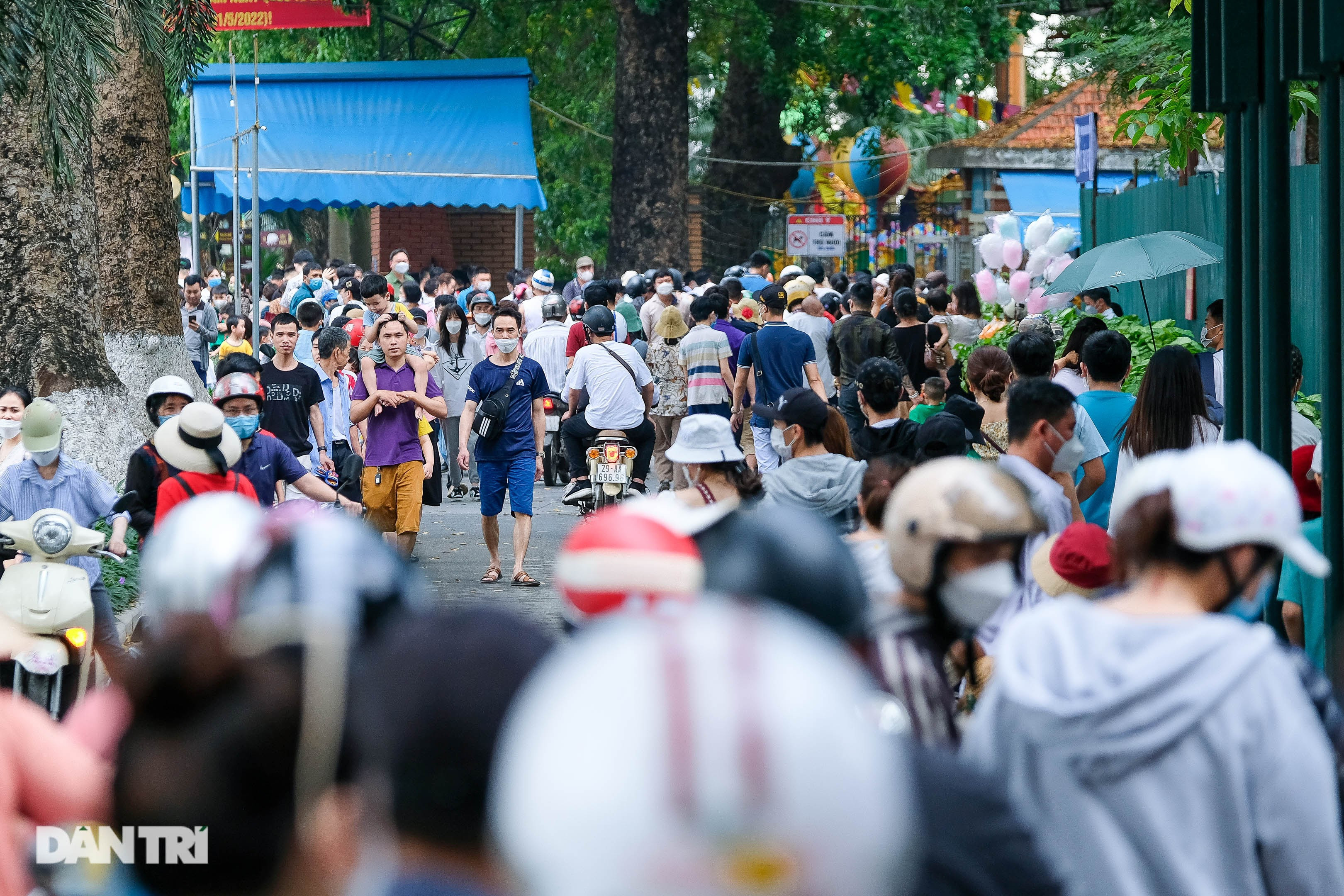 Công viên, hàng quán ở Hà Nội chật kín khách ngày đầu kỳ nghỉ lễ - 13