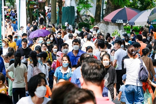 Công viên, hàng quán ở Hà Nội chật kín khách ngày đầu kỳ nghỉ lễ