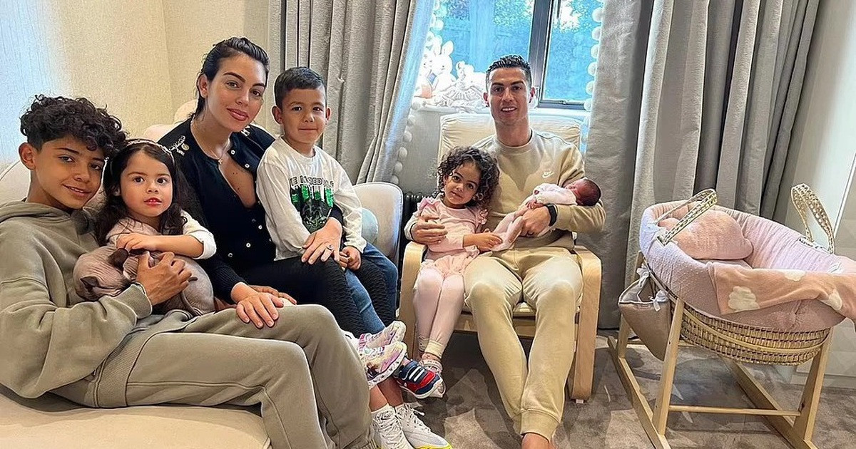 C.Ronaldo lần đầu chia sẻ hình ảnh con gái sơ sinh sau biến cố