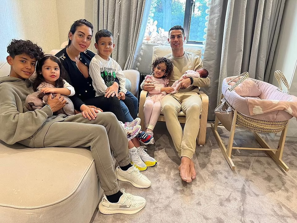 C.Ronaldo lần đầu chia sẻ hình ảnh con gái sơ sinh sau biến cố - 1