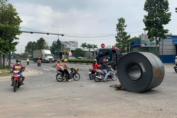 Cuộn thép hàng chục tấn rơi xuống đường, nhiều người thoát nạn trong gang tấc