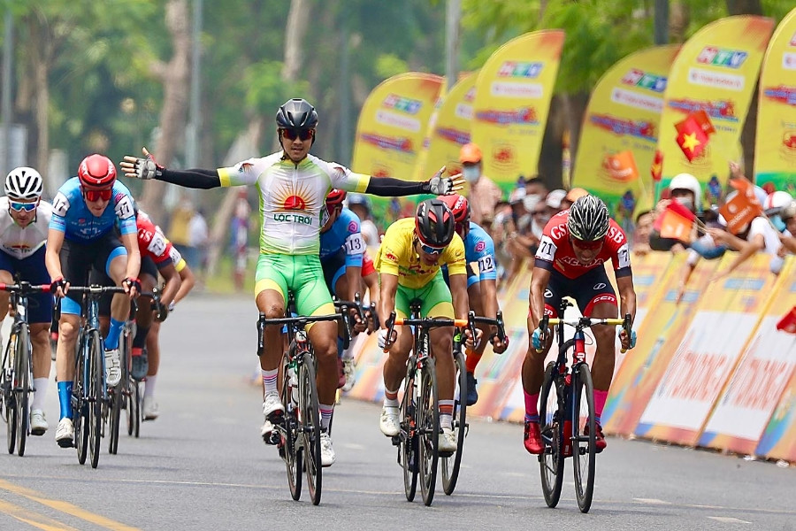 Cúp xe đạp truyền hình TPHCM: Nguyễn Tấn Hoài may mắn ‘xé’ áo xanh