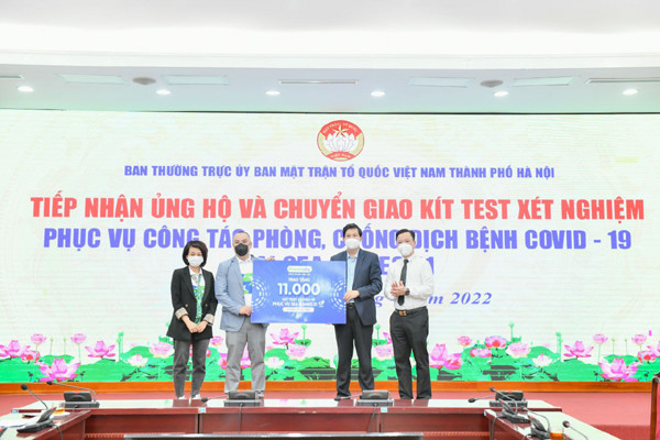 dai dien pharmacity trao tang 11000 bo test nhanh covid 19 cho dai dien ban to chuc sea games 31 5756b478b06944d5a6cdd94f2c1b8945