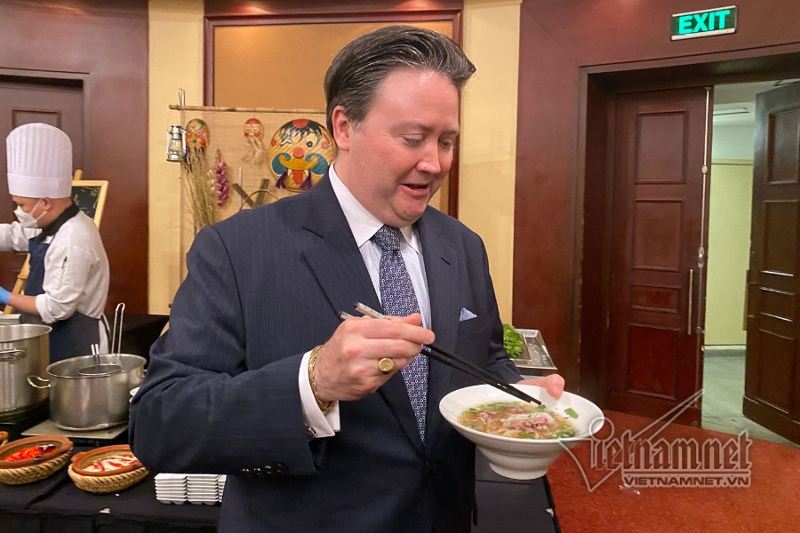 Đại sứ Knapper thưởng thức phở Việt chế biến cùng thịt bò Mỹ