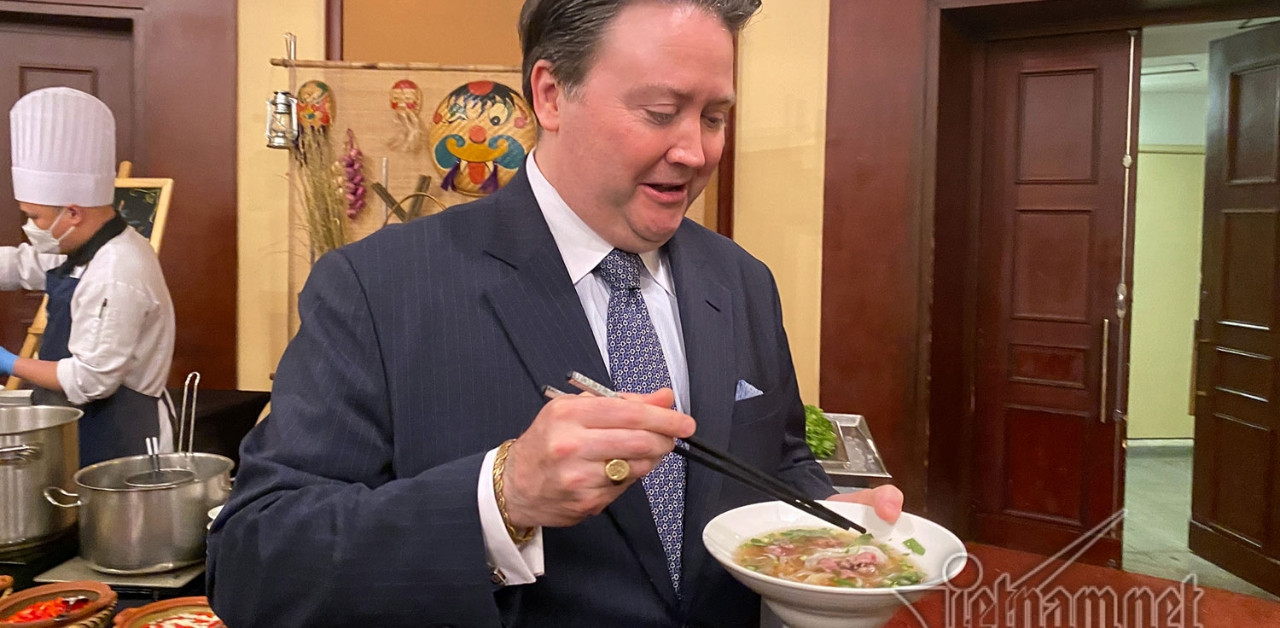Knapper Ambassador enjoys Vietnamese pho cooked with American beef