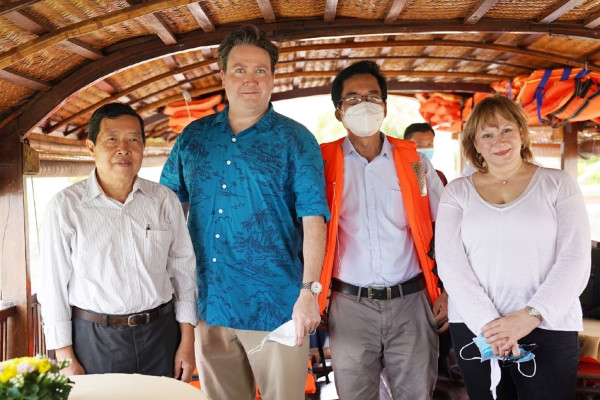 Đại sứ Mỹ đi thuyền thăm đồng bằng sông Cửu Long