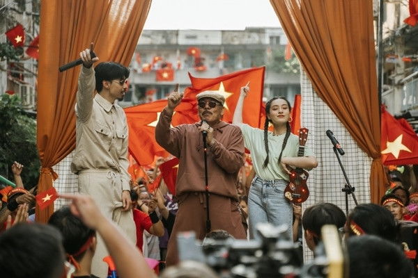 Black Vau released an MV with musicians Tran Tien and Thao Tam “Mat Biec” to support SEA Games 31