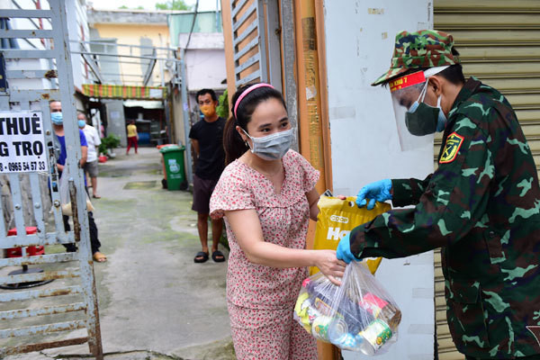 Dân hỏi về gói hỗ trợ, Phó chủ tịch TP.HCM lý giải về trường hợp được nhận 2 lần