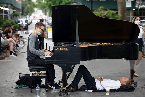 Dân Mỹ hào hứng chui xuống nằm dưới gầm piano để 'chữa lành tâm hồn'
