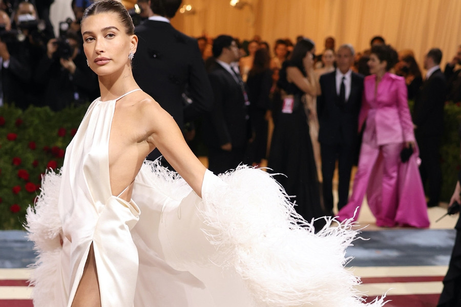 Dàn mỹ nhân hở bạo, trưng diện siêu chất ở thảm đỏ Met Gala 2022