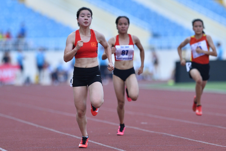 Dàn sao điền kinh chạy thử sân Mỹ Đình trước SEA Games