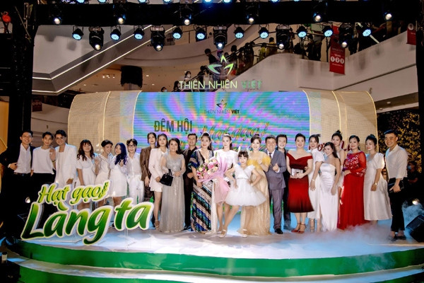 Dàn tiktoker ‘đổ bộ’ đêm hội hạt gạo làng ta