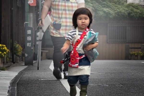 Dạy bé 2 tuổi đi siêu thị, chương trình Nhật Bản gây tranh cãi