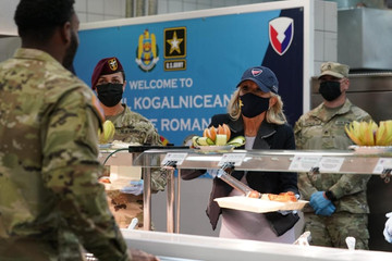 Đệ nhất phu nhân Mỹ phục vụ bữa tối cho binh sĩ đóng ở Romania