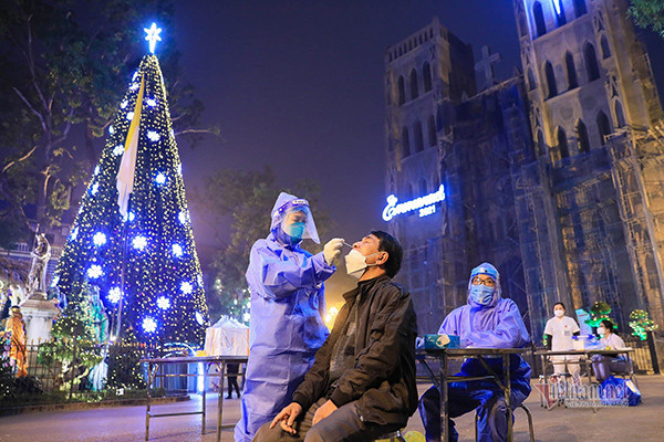 Đêm Giáng sinh đặc biệt ở Hà Nội: Ấm áp, tuân thủ phòng dịch