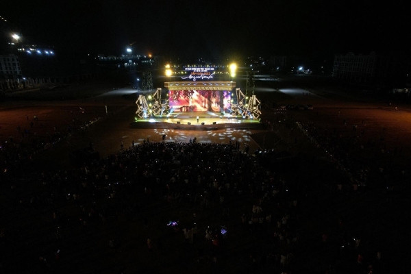 Đêm nhạc trẻ và EDM SunFest ‘đốt cháy’ phố biển Sầm Sơn dịp 30/4