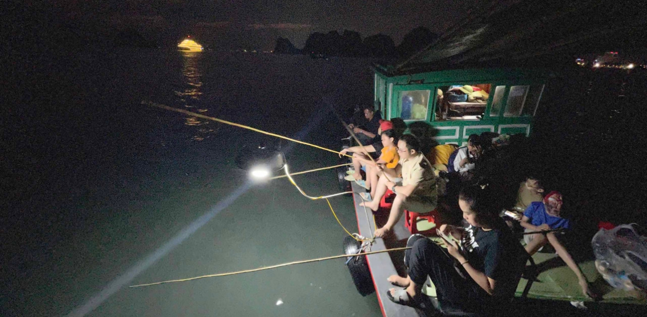Squid fishing in Ha Long Bay attracts tourists in the summer, 4 hours costs 2 million VND