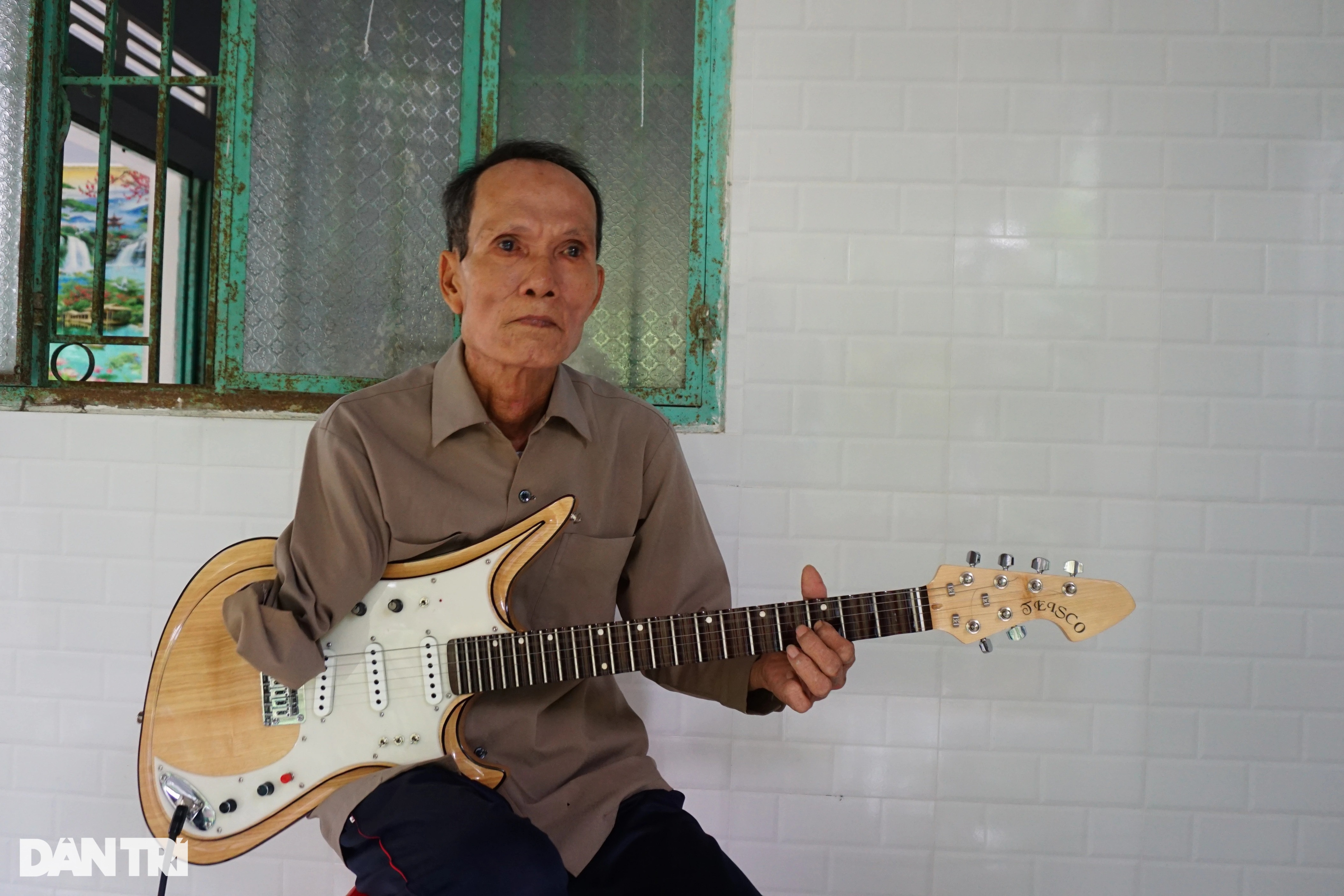 Dị nhân miền Tây chỉ một tay cùng lúc chơi được 2 nhạc cụ siêu hay - 1