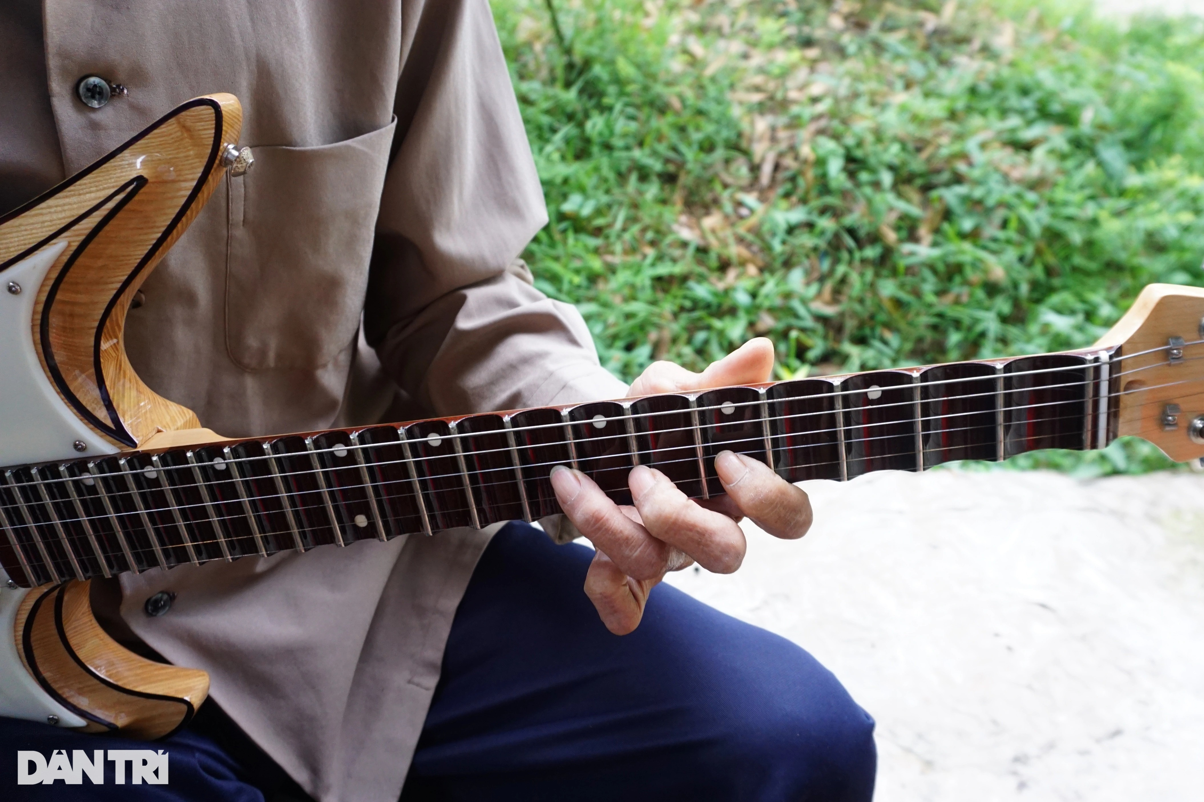Dị nhân miền Tây chỉ một tay cùng lúc chơi được 2 nhạc cụ siêu hay - 2