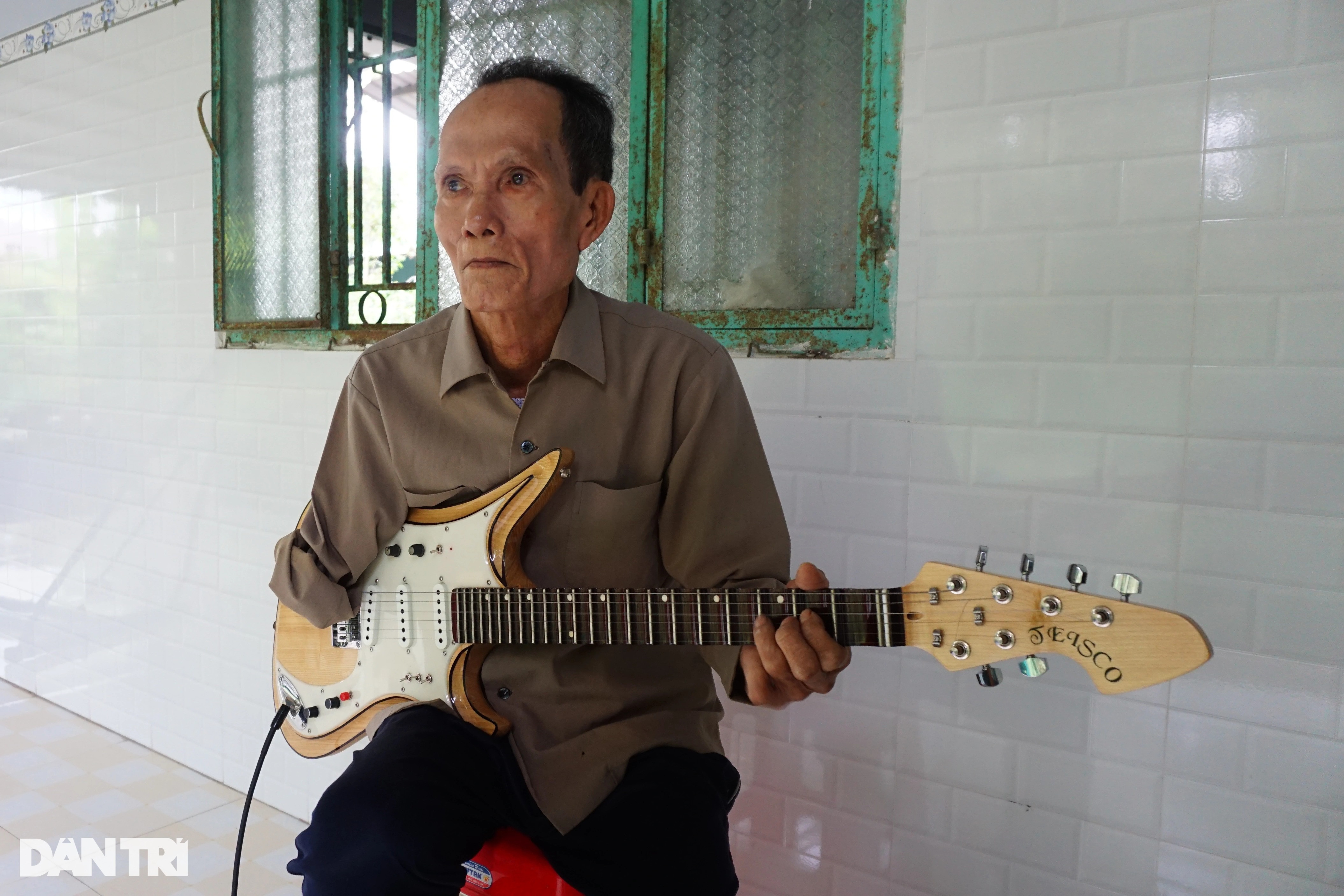 Dị nhân miền Tây chỉ một tay cùng lúc chơi được 2 nhạc cụ siêu hay - 4