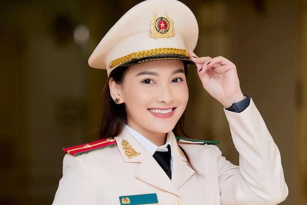 Diễn viên Bảo Thanh xinh đẹp trong trang phục công an