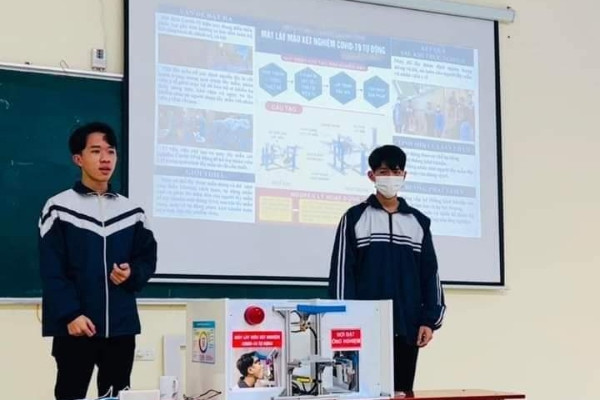 Đôi bạn thân sáng chế máy xét nghiệm Covid-19 đạt giải quốc gia