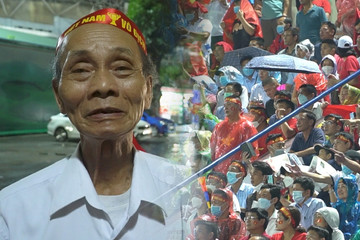 Đội mưa cổ vũ U23 Việt Nam, cụ ông 97 tuổi nói điều bất ngờ
