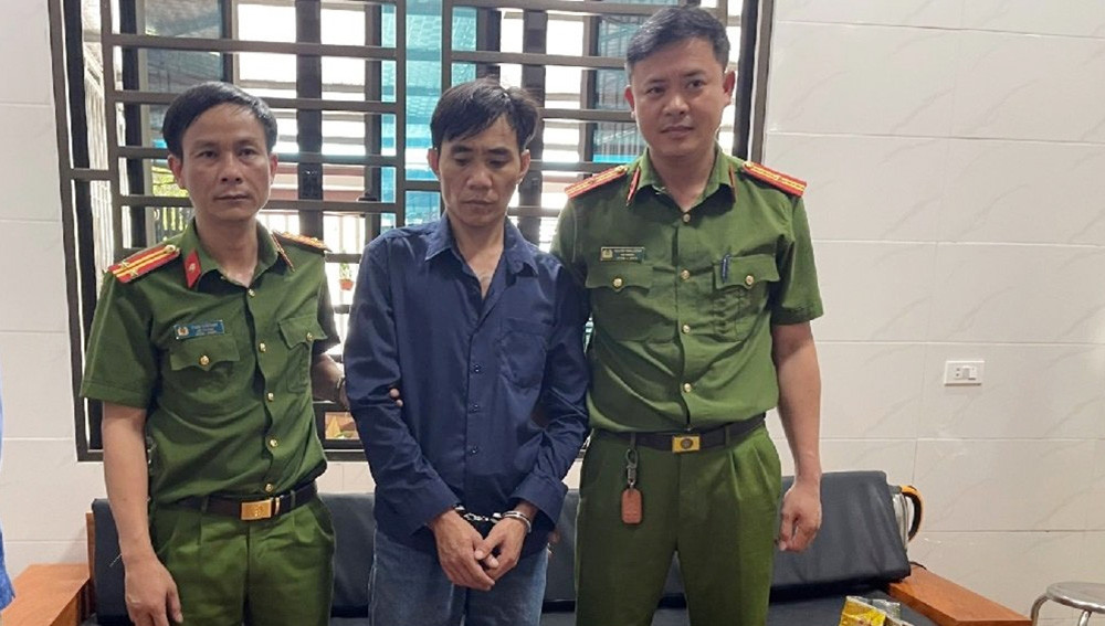 Arresting a drug dealer from Laos to Nghe An with 2 guns