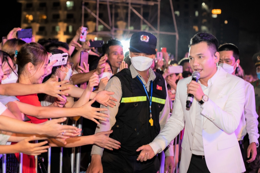 Nghỉ lễ ở Sầm Sơn: Du khách thoả sức tắm biển, được xem đêm nhạc '0 đồng'