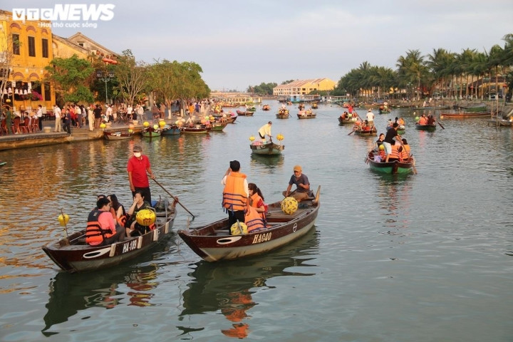 Du khách tố bị lừa khi đi thuyền thả đèn hoa đăng ở phố cổ Hội An - 3