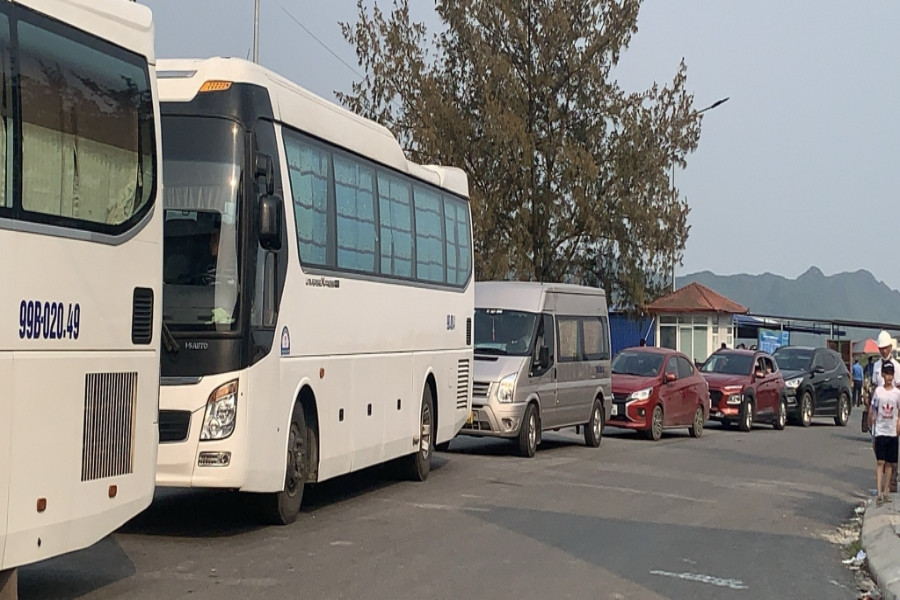 Du lịch Cát Bà: Du khách than ùn tắc, 2 ngày không tới nổi bến phà