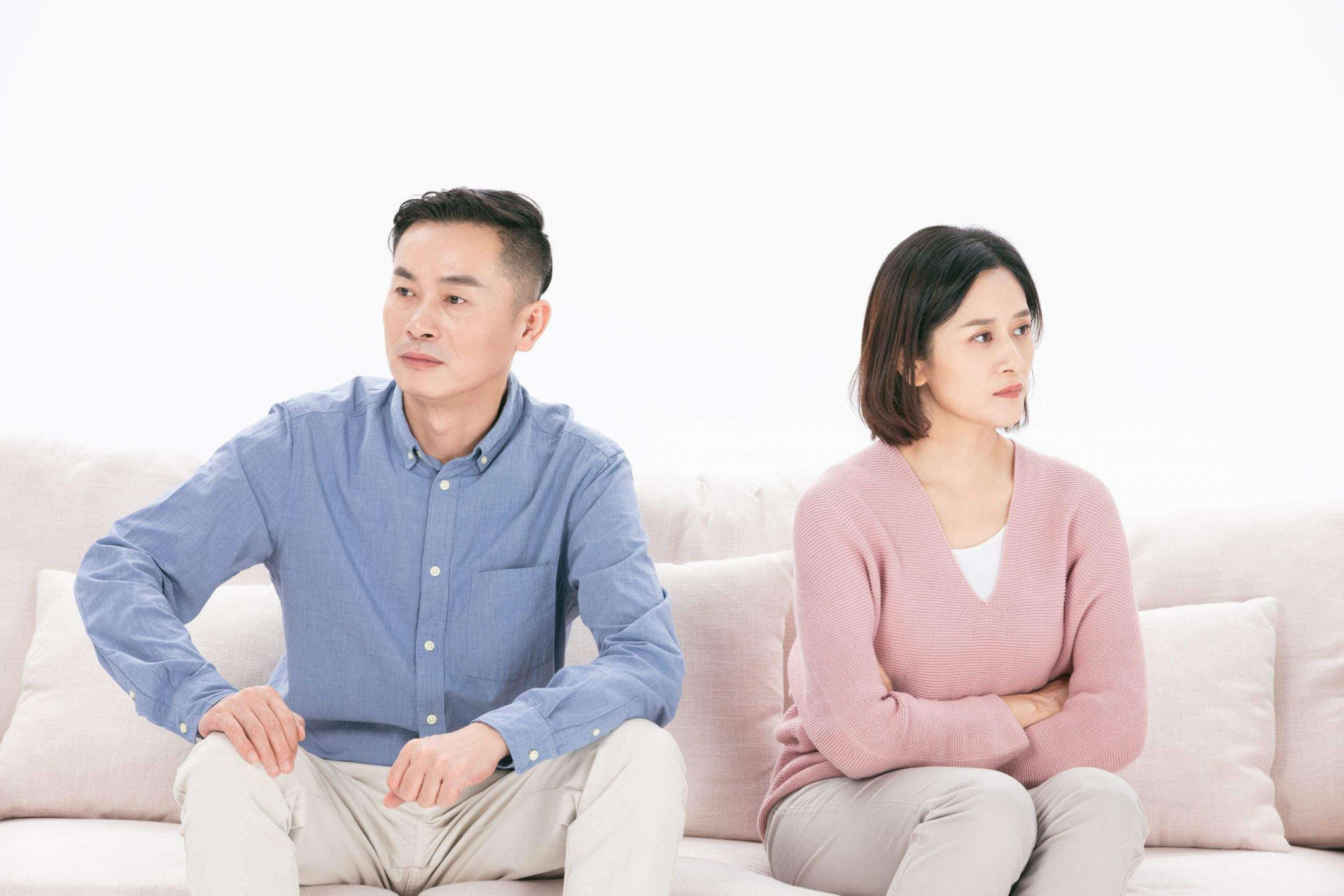 Do bất đồng quan điểm về chuyện em v