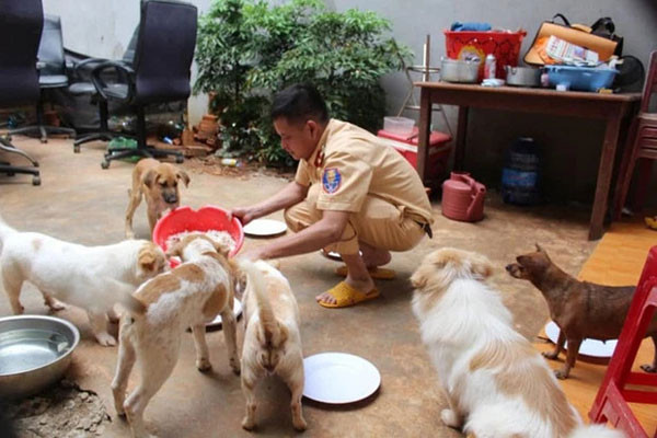 The police lieutenant who has saved 60 dogs from the streets