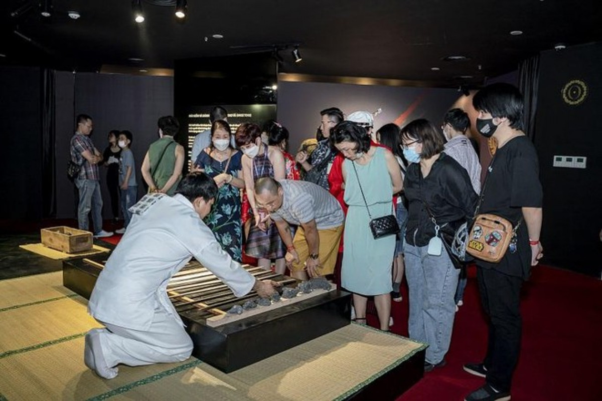 Visitors have the opportunity to witness the thousand-year-old process of making beautiful Japanese sword firsthand. (Photo: Anninhthudo.vn)