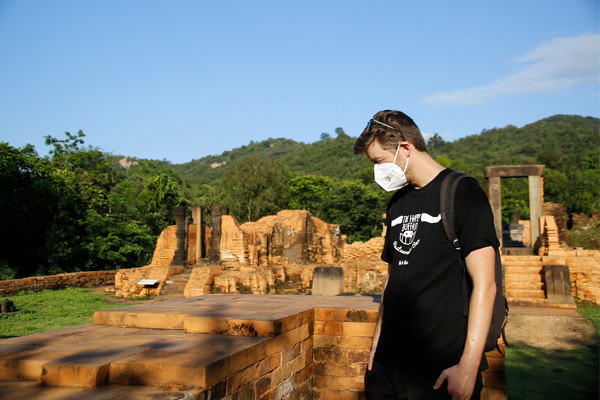 Foreign visitors admire ancient beauty of My Son Holy Land