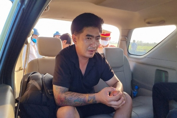 Gã đàn ông nổ hai phát súng cướp taxi trên đường cao tốc
