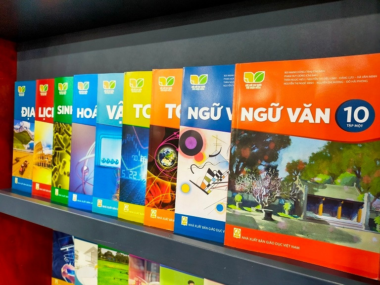 Giá sách giáo khoa mới lớp 3, 7, 10: Cao gấp 2 - 3 lần sách cũ