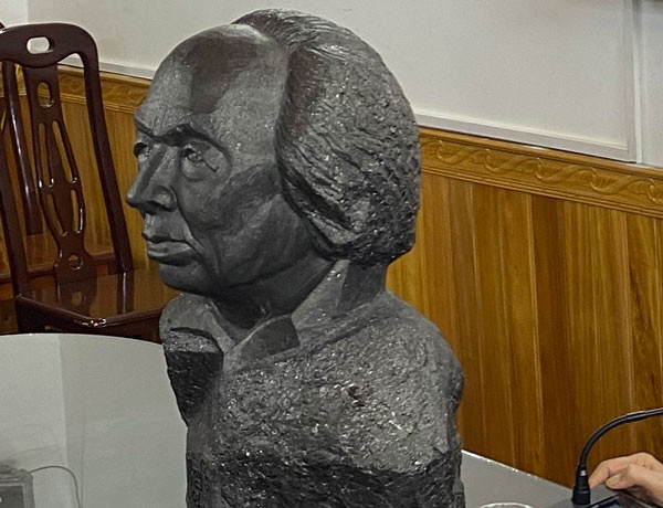 Giáo sư Hoàng Chương được tạc tượng bằng than Antraxit 300 triệu năm