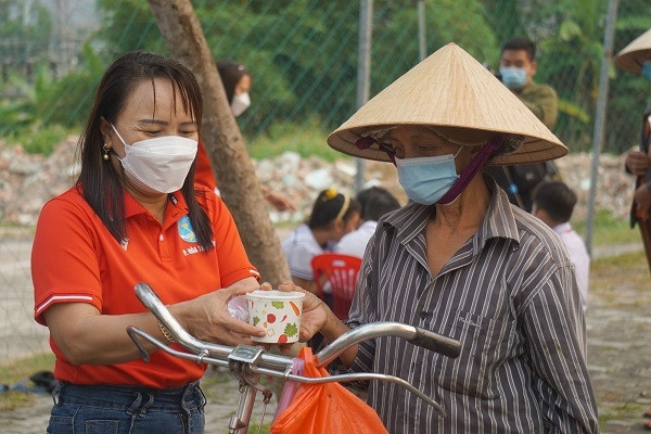 Gom ve chai, mở bếp nấu suất ăn 0 đồng giúp người khó khăn ở Đà Nẵng