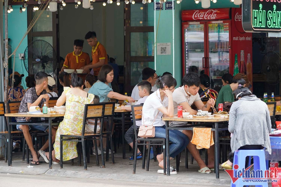 Hạ Long đặc kín khách: Muốn ở phải ké nhà dân, ăn hải sản phải xếp hàng