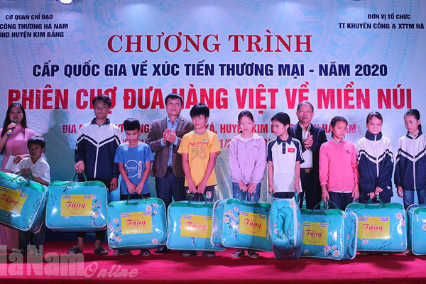 Hà Nam: Gắn kết nhà sản xuất với người tiêu dùng tại các phiên chợ hàng Việt