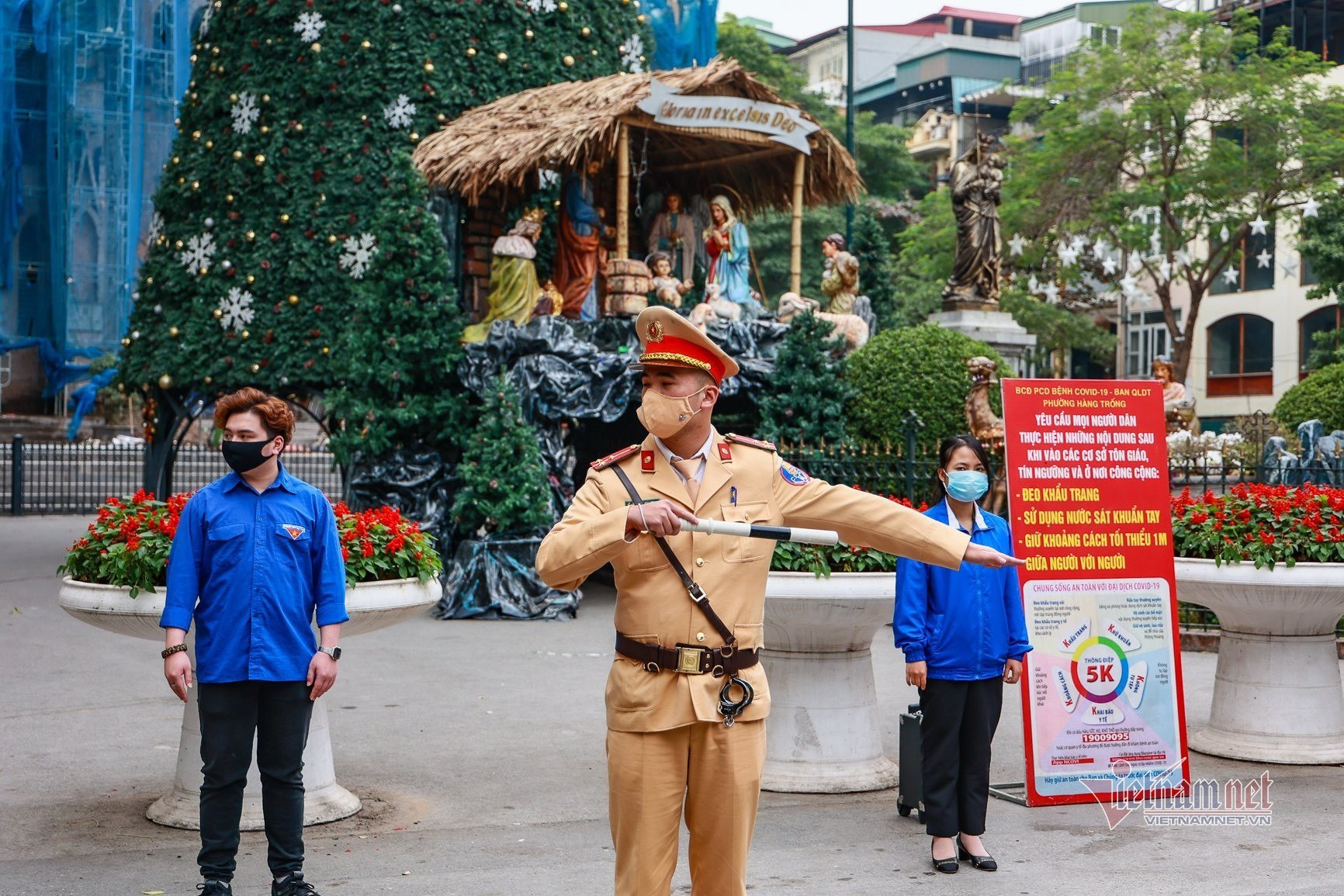 Hà Nội cấm đường, hạn chế người dân ra vào khu vực Nhà thờ Lớn đêm Noel