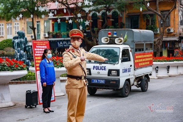 Hà Nội cấm đường, hạn chế người dân “chen chân” đi chơi Noel